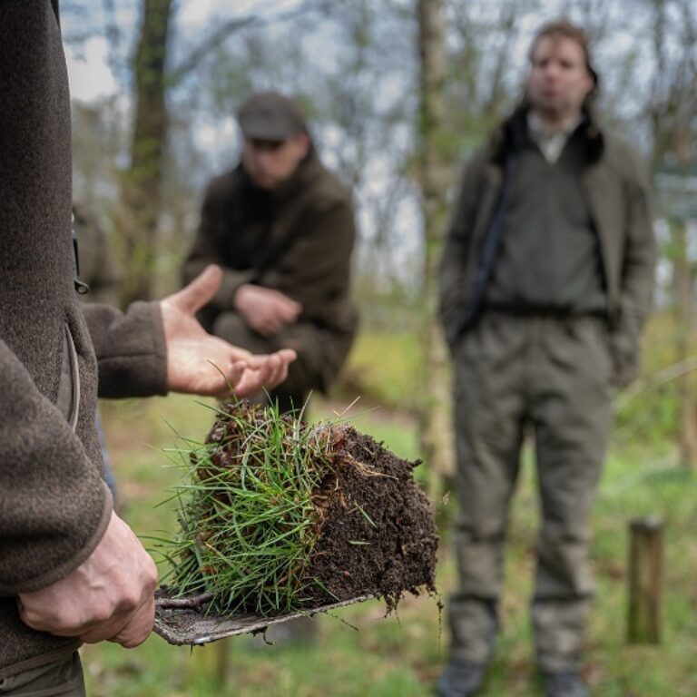 IPC website fauna groen boom gras laarzen faunabeheer uitleg